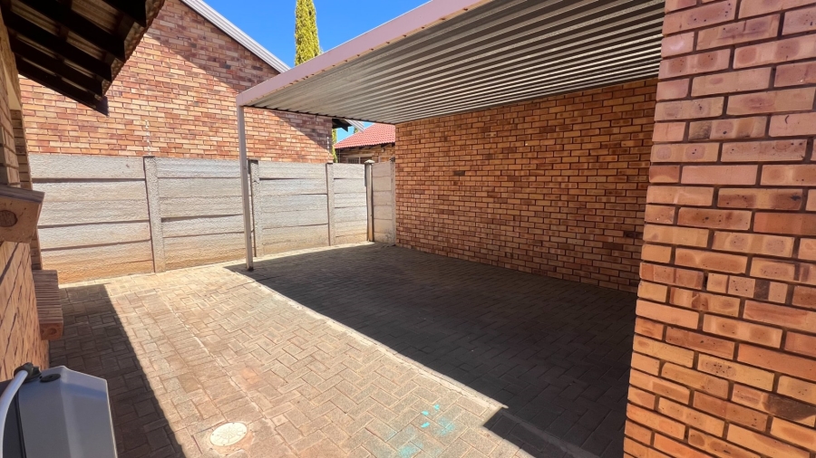 2 Bedroom Property for Sale in Langenhovenpark Free State